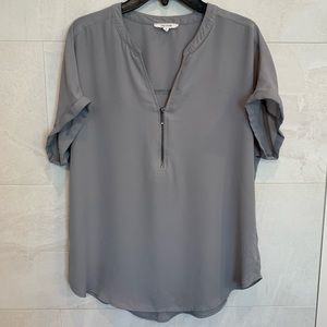 Grey loose blouse with adjustable zipper for a v cut neck line